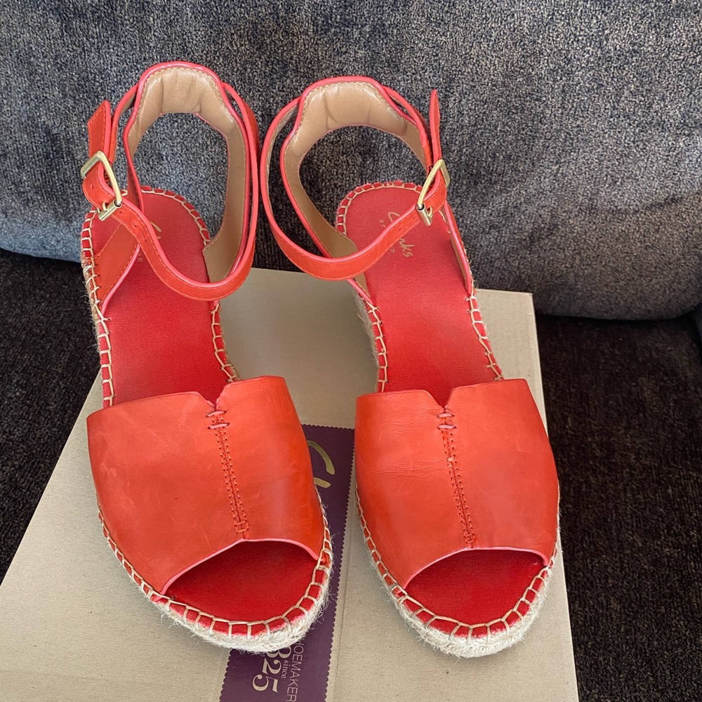 Like new, 2 1/2 in heels. Very comfortable. Buttery, soft. Color is more orange.